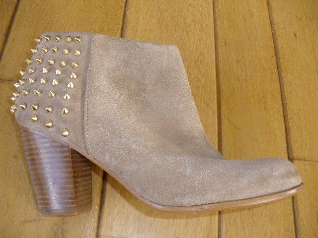 ZARA Woman laarsjes beige suède met spikes maat 40 - zgan -, Ophalen of Verzenden, Zo goed als nieuw, Zara, Beige