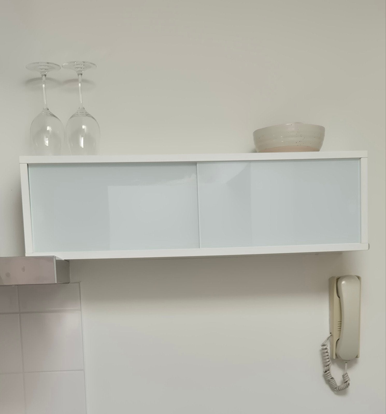 ikea wandkastje ÖSTHAMRA wit met glazen deurtjes, Ophalen, Zo goed als nieuw
