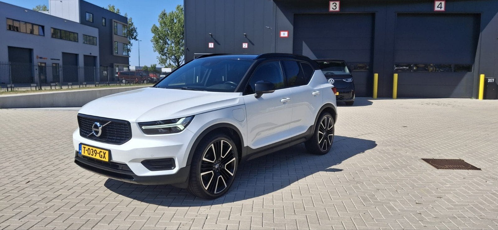 Volvo XC40 T5 Twin Engine 262pk Geartronic 2020 R-Design, Auto's, 1800 kg, Zwart, 1712 kg, 179 pk