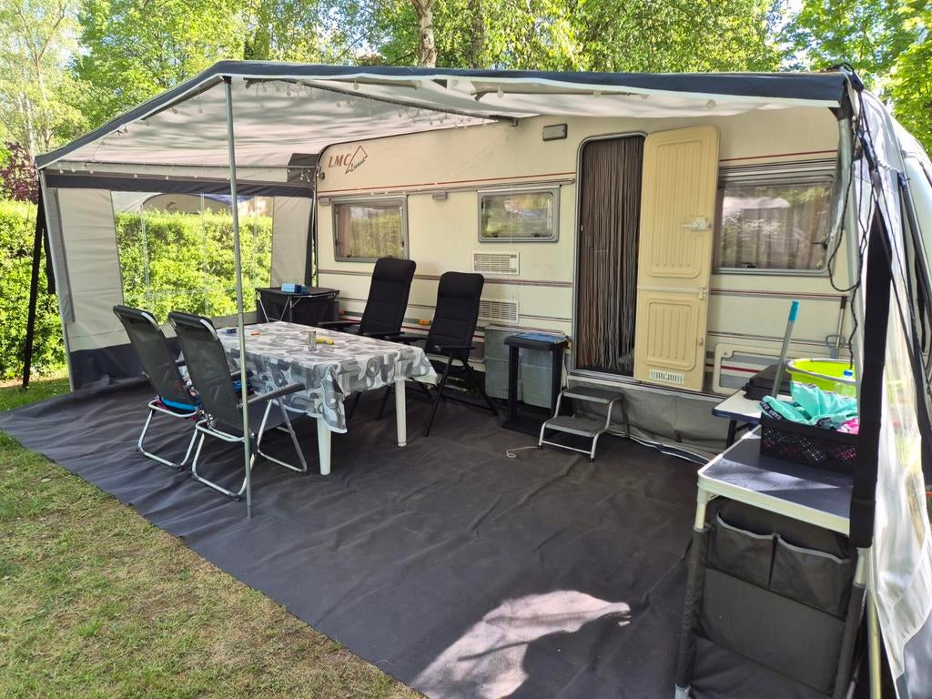 LMC 530 luxus Caravan met luifel en fietsenrek en mover, Rondzit, Omvormbare zithoek, Particulier, 5 tot 6 meter