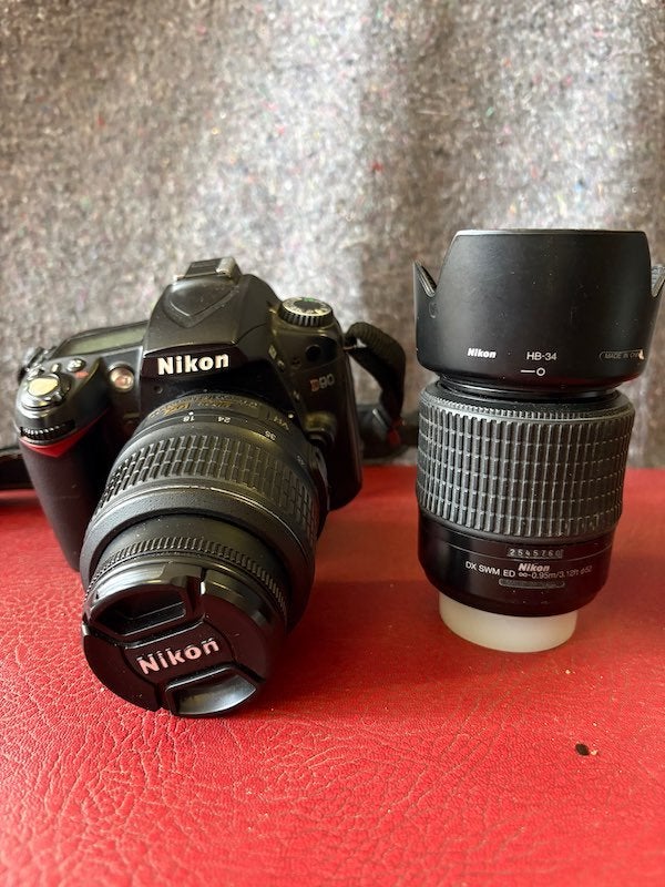 Nikon camerabody met 2 lenzen en statief, Gebruikt, Nikon Europe B.V.. 1181 VX Amstelveen- Nederland, Ophalen of Verzenden, Nikon