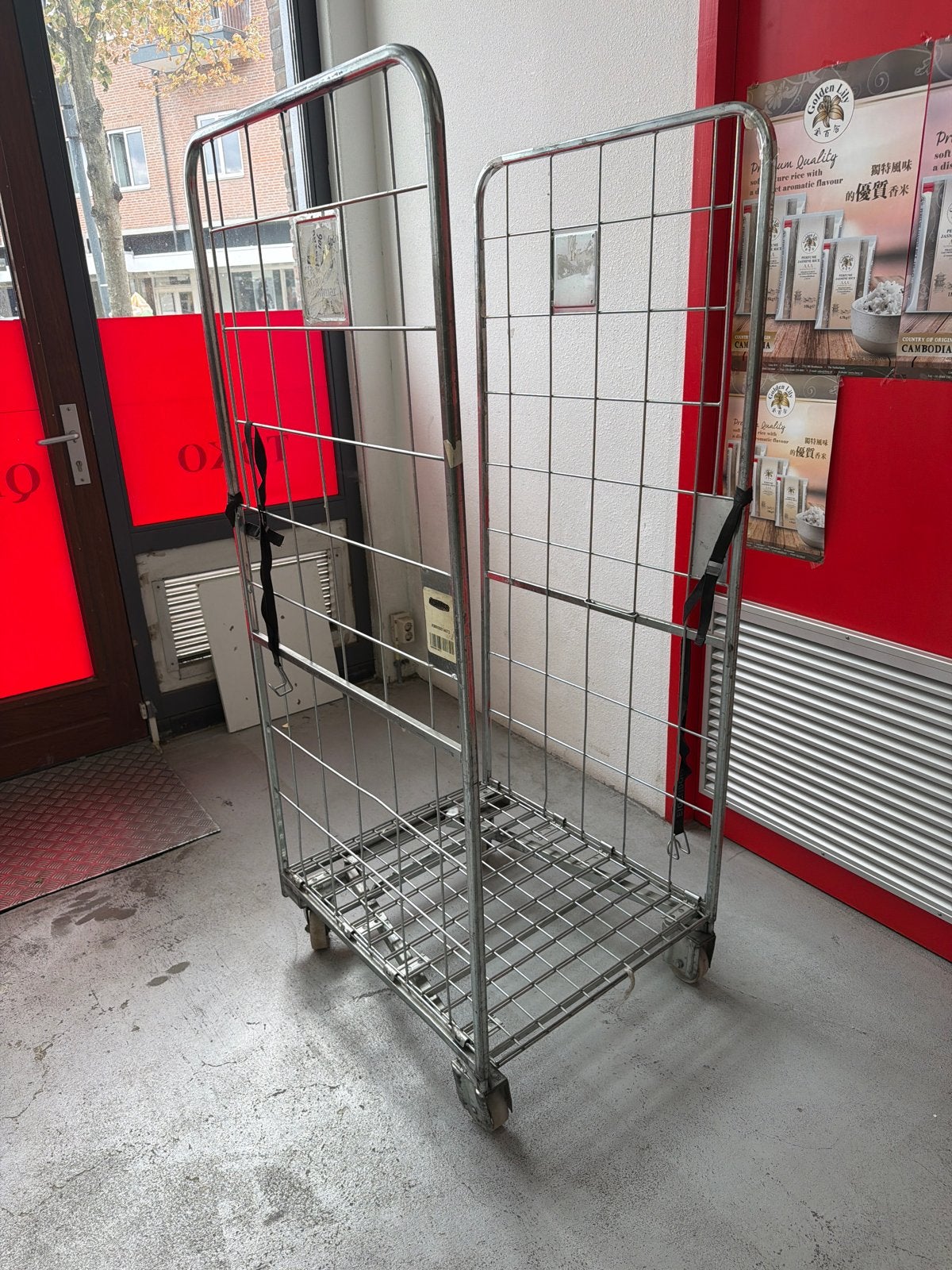 Metalen rolcontainer voor opslag en transport, Ophalen
