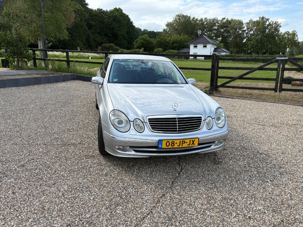 Mercedes-Benz E-Klasse 2.6 E240 Sedan AUT 2002 Grijs, Auto's, Automaat, 2597 cc, 1505 kg, Parkeersensor