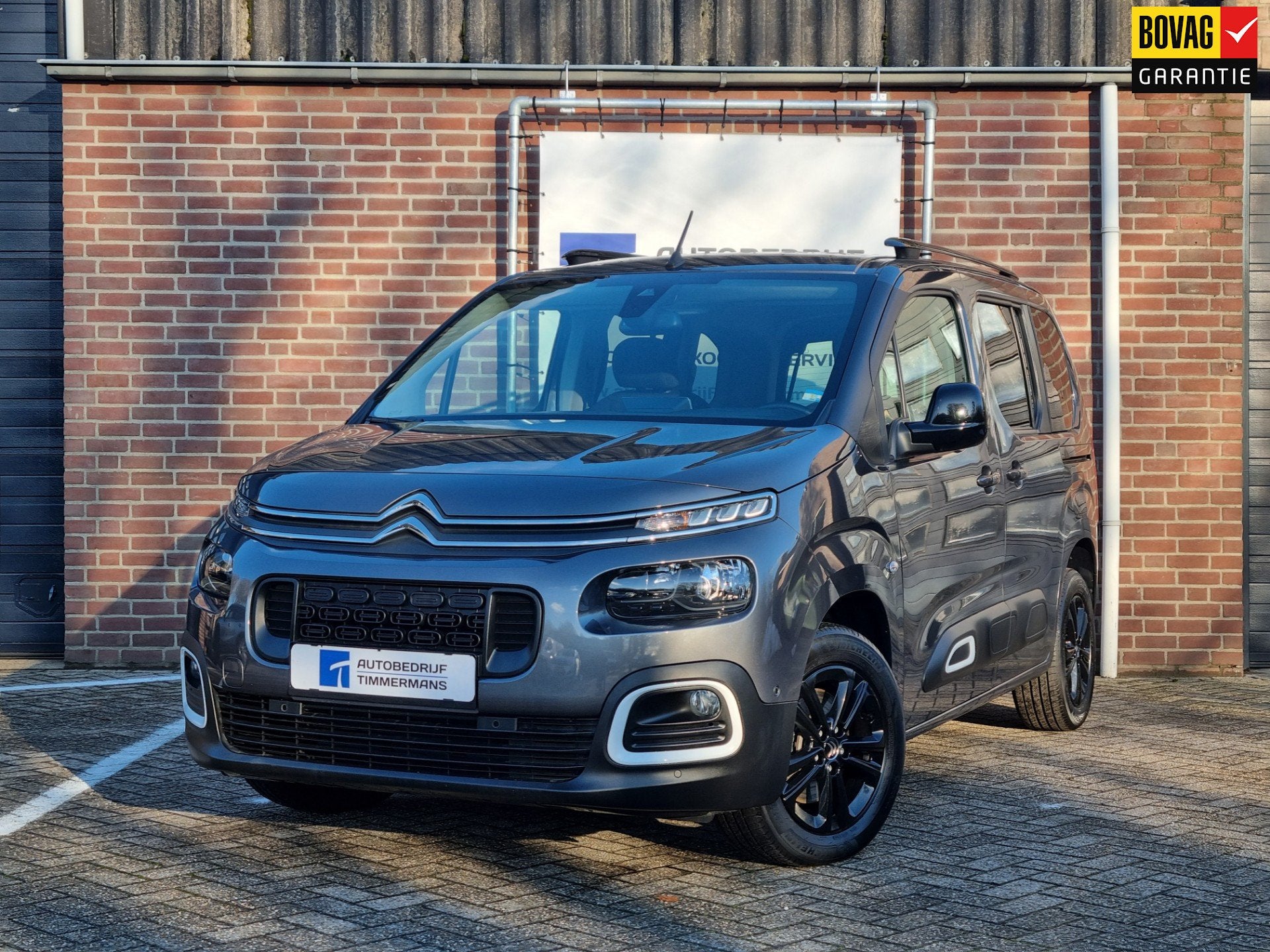 Citroen Berlingo 1.2 PureTech Shine Automaat, Gebruikt, 1199 cc, 1298 kg, Grijs
