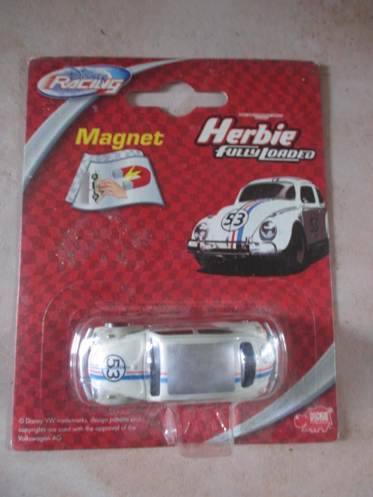 1:64 VW Herbie Fully Loaded koelkastmagneet, Hobby en Vrije tijd, Modelauto's | Overige schalen, Ophalen of Verzenden, Nieuw, Auto