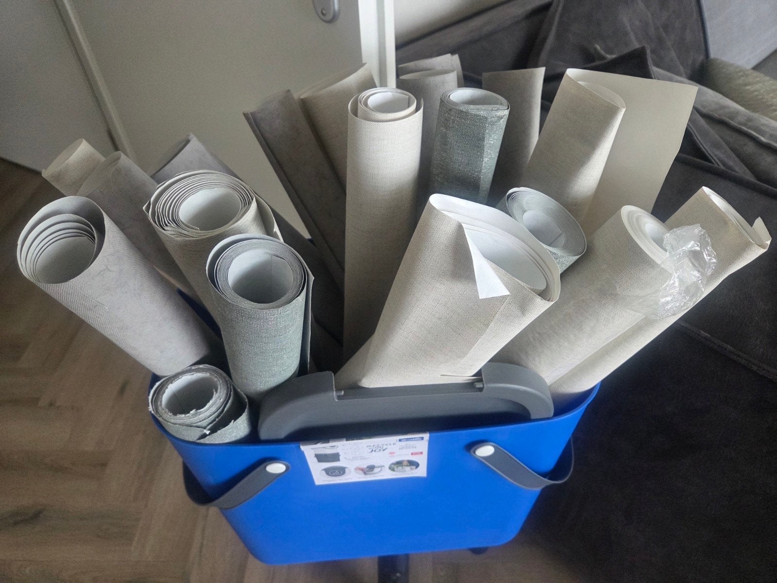 Diverse rollen behang, Ophalen