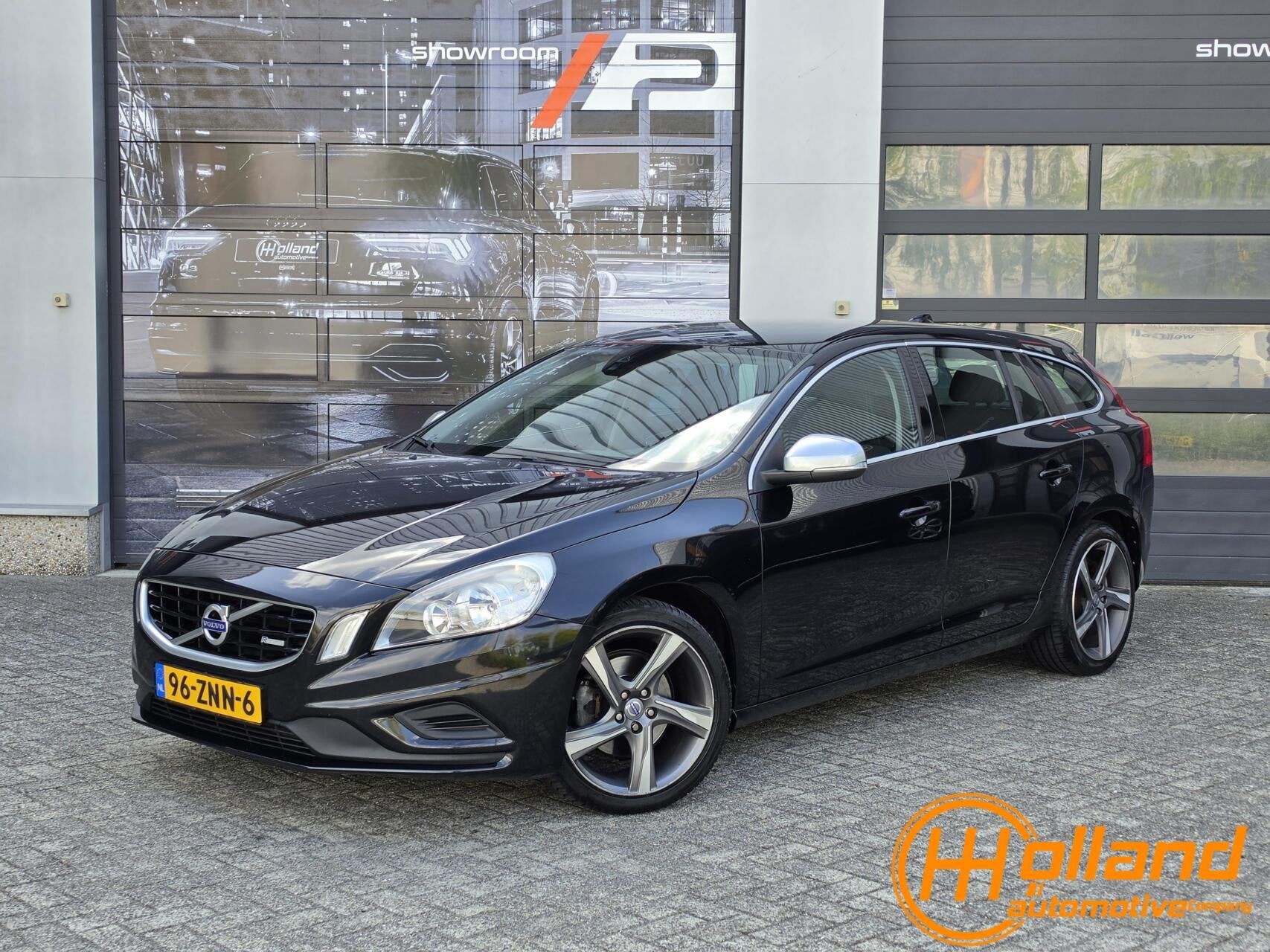 Volvo V60 1.6 T3 R-Design, Gebruikt, 4 cilinders, 1600 kg, Autotrust