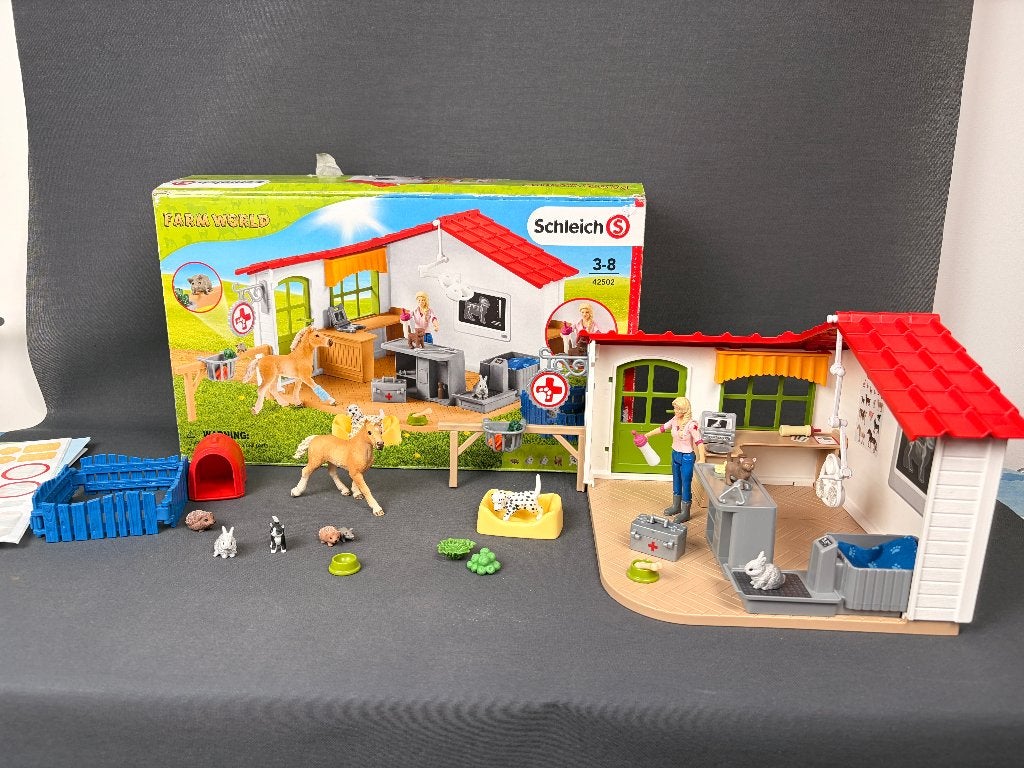 Schleich 42502 Dierenarts Farm World met heel veel extra's, Ophalen of Verzenden, Zo goed als nieuw, Poppenhuis