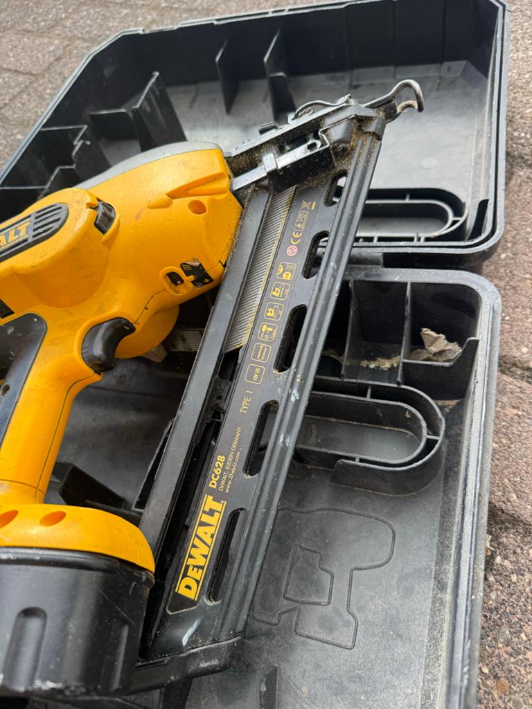 DeWalt tacker incl. RVS nagels en nieuwe batterij, Ophalen of Verzenden, Gebruikt