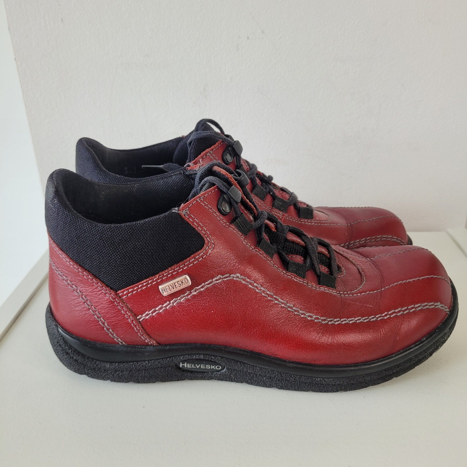 Helvesko lage boots sneakers schoenen 38 rood met zwart, Helvesko, Lage of Enkellaarzen, Ophalen of Verzenden, Zo goed als nieuw