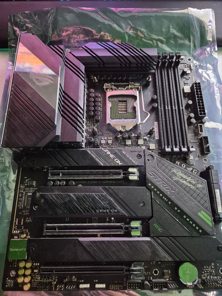 ASUS ROG Strix Z590-F Gaming WIFI, Computers en Software, Moederborden, DDR4, Ophalen of Verzenden, Zo goed als nieuw, ATX