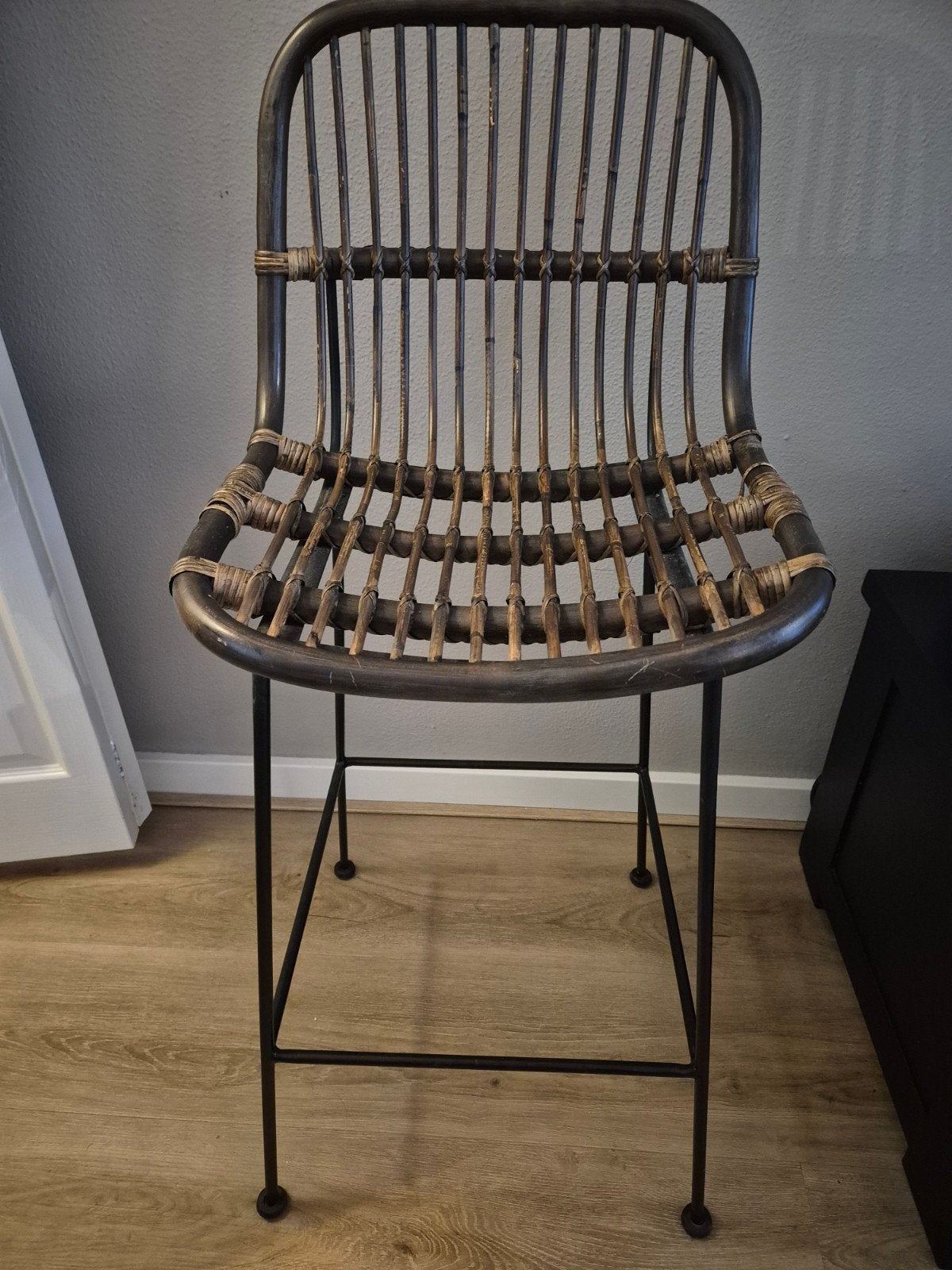 Stijlvolle rotan barkruk met metalen frame, Ophalen, Metaal, Gebruikt, 90 cm of meer