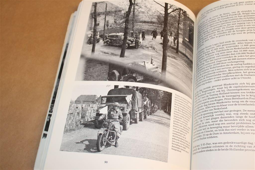 De Canadezen in Nederland — Bevrijdingsalbum 1944-1945, Ophalen of Verzenden, Tweede Wereldoorlog, Gelezen, Overige onderwerpen