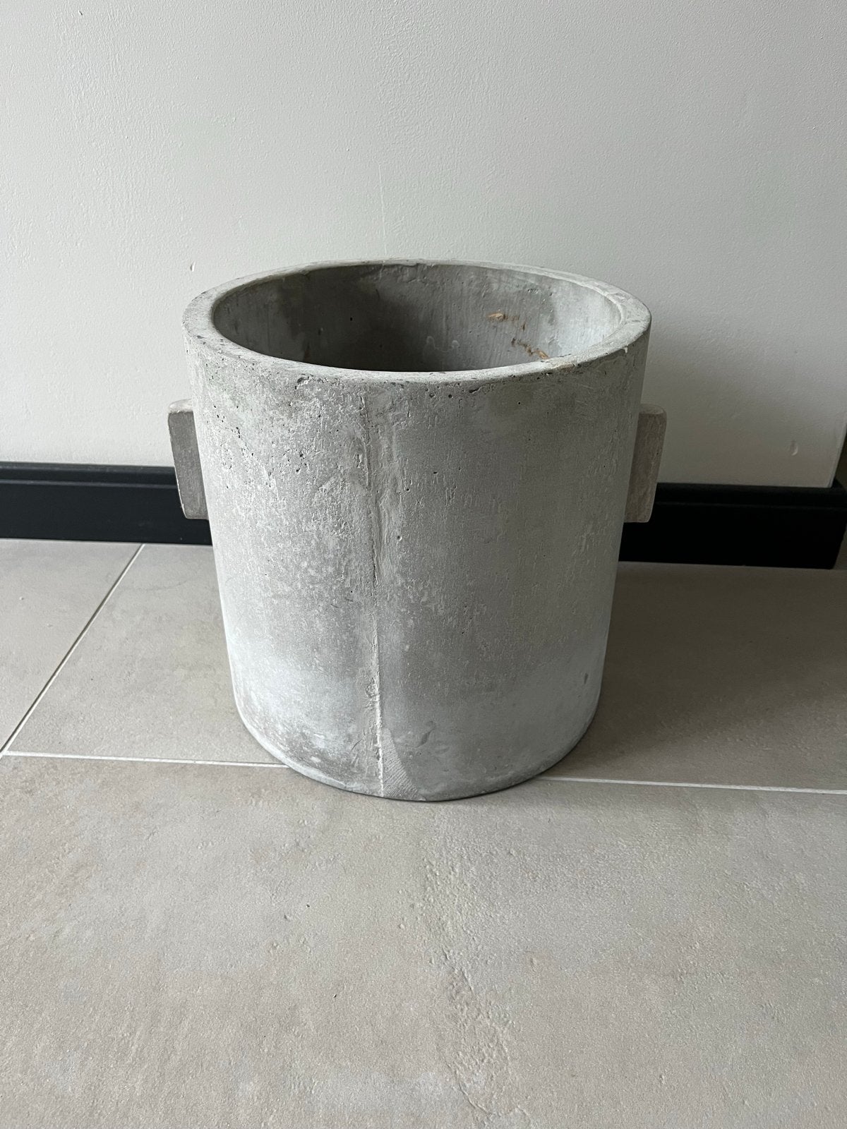 Serax Bloempot Beton 25 cm - Robuust & Stijlvol, Tuin en Terras, Bloembakken en Plantenbakken, Ophalen, Gebruikt, Minder dan 30 cm