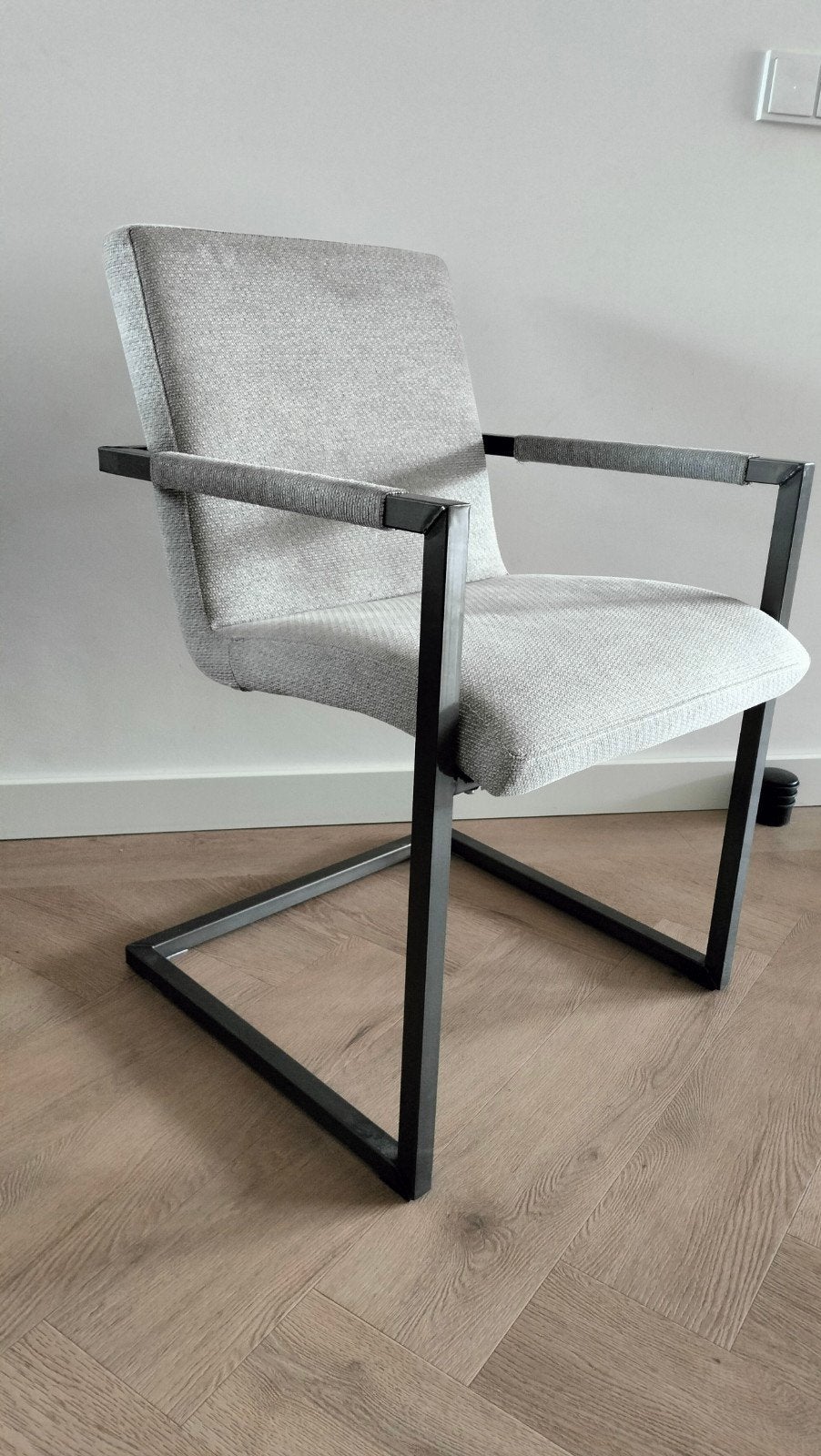 Set van 6 eetkamerstoelen, 3 jaar geleden gestoffeerd, Ophalen, Zo goed als nieuw, Metaal, Grijs