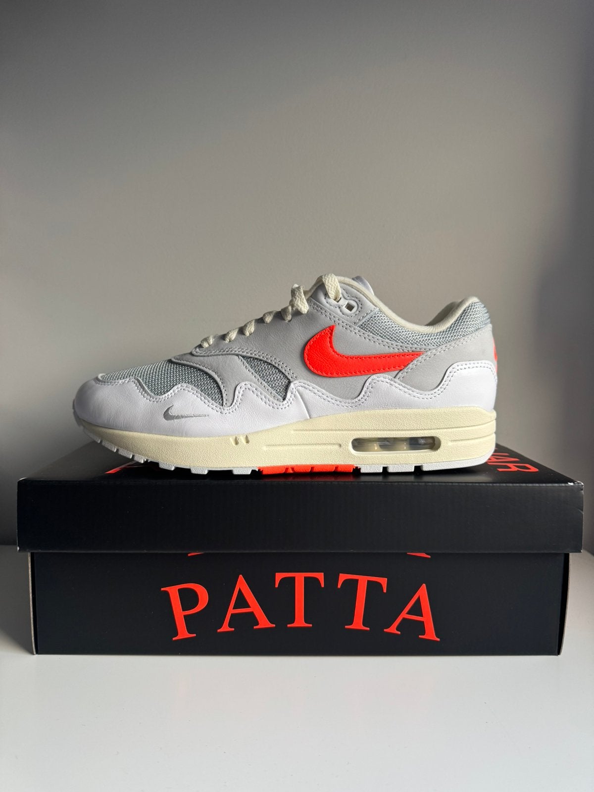 Nike Air Max 1 Patta Waves 'White Hyper Crimson', Kleding | Heren, Schoenen, Ophalen of Verzenden, Nieuw, Wit