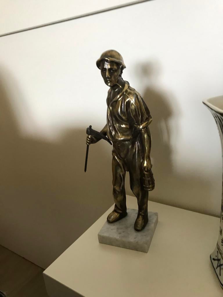 Bronzen beeld van een mijnwerker op marmeren sokkel, Ophalen of Verzenden, 20 - 50 cm, Beeld, Bruin