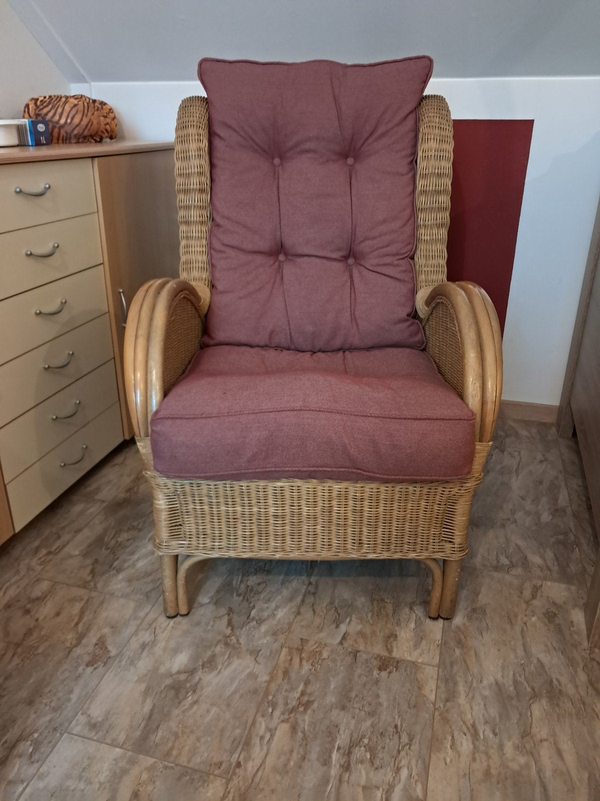 2 rieten fauteuils met bordeaux rode plofkussens, Huis en Inrichting, 75 tot 100 cm, Ophalen of Verzenden, Zo goed als nieuw, Landelijk, Klassiek
