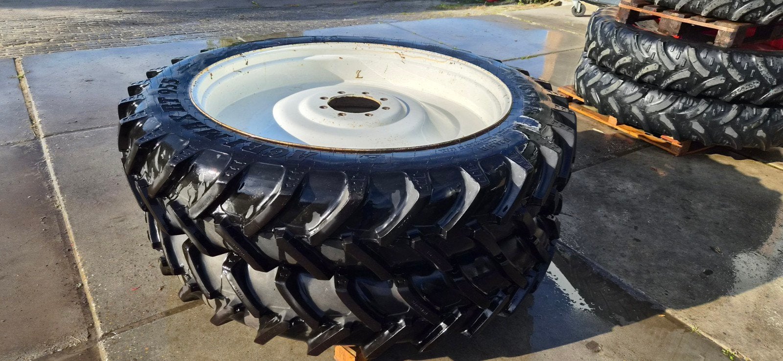 BKT agrimax RT 955 340/85r48 100%profiel met velgen, Ophalen