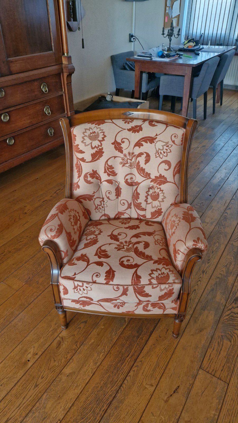 Klassieke fauteuil met bloemmotief, Ophalen