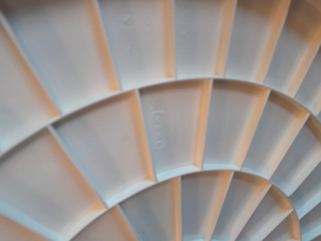 Bijzettafeltje kunststof Ikea., 45 tot 60 cm, ., Rond, Ophalen of Verzenden