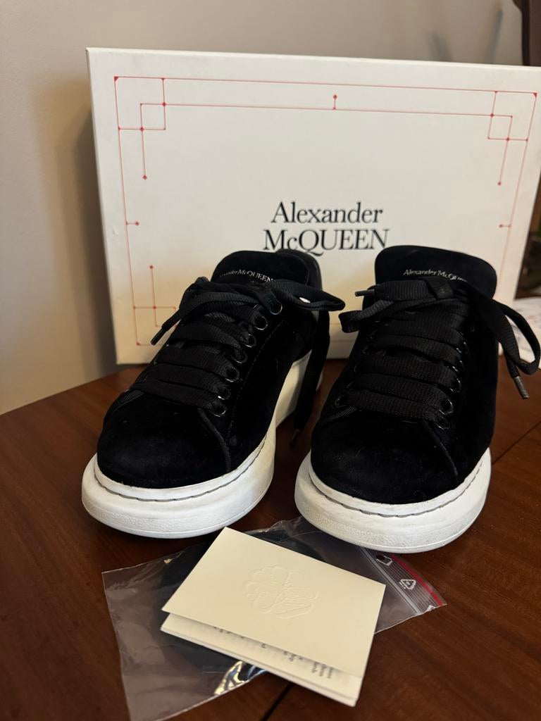 Alexander McQueen, Ophalen of Verzenden, Zo goed als nieuw, Zwart, Sneakers of Gympen
