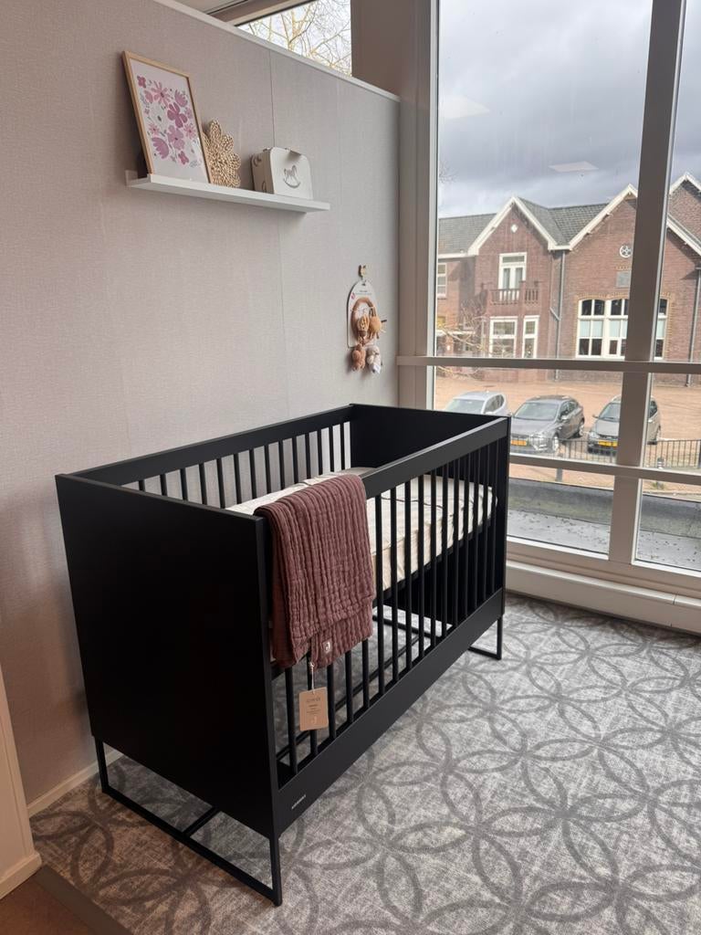 Kidsmill intense II ledikant mat zwart 60x120 cm OUTLET, Ophalen, Nieuw, Baby kamer outlet, Schoonenburgseweg 1 Overasselt
