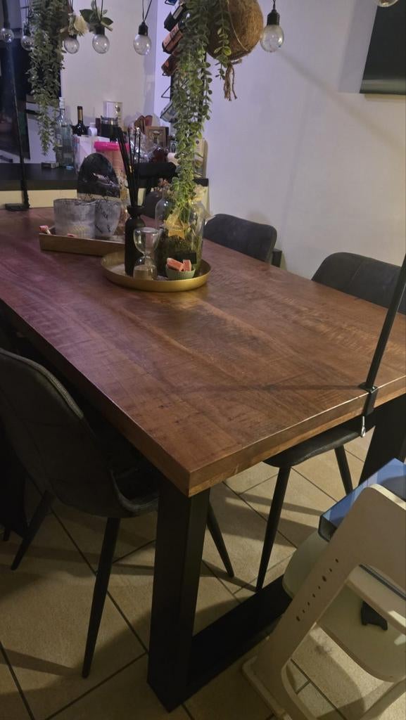 Donkergrenen eettafel met stalen poten + 2 ronde tafels, Ophalen, Grenenhout, Gebruikt, 100 tot 150 cm