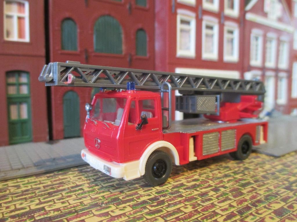 Mercedes Benz NG 1419 Metz DLK2312 ladderwagen gemodificeerd, Hobby en Vrije tijd, Modelauto's | 1:87, Gebruikt, Bus of Vrachtwagen