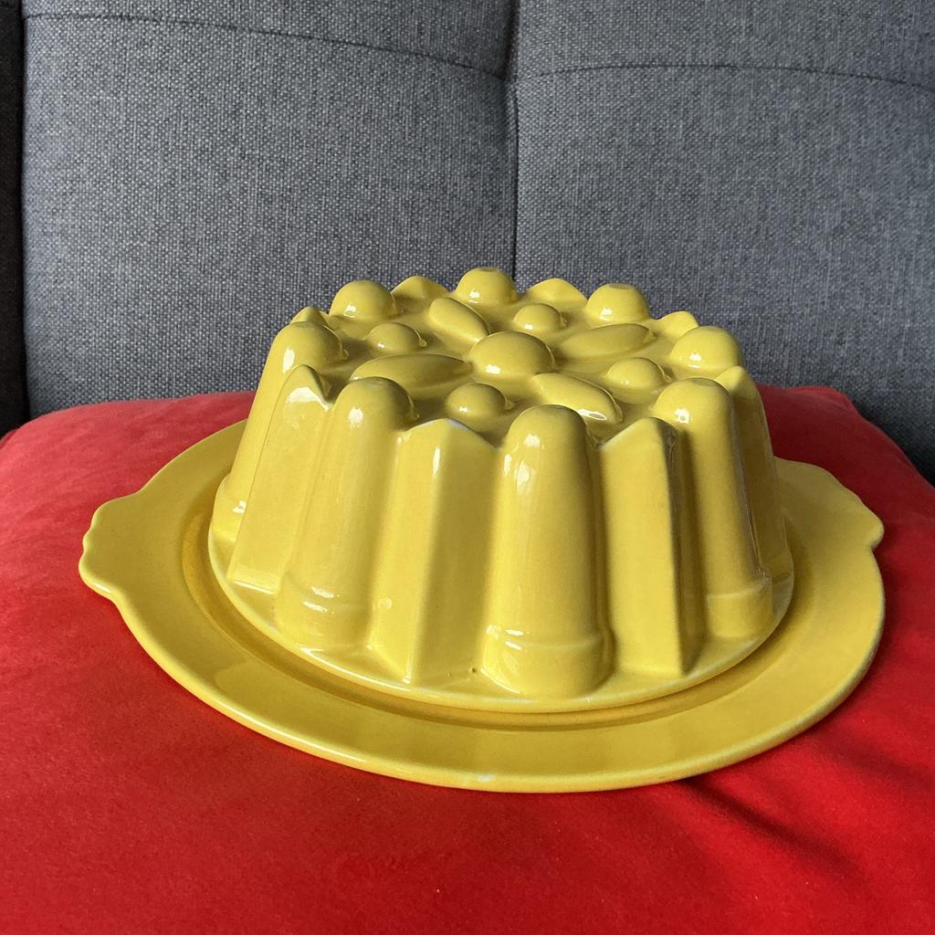 Gele puddingvorm met bord, Antiek en Kunst, Ophalen of Verzenden