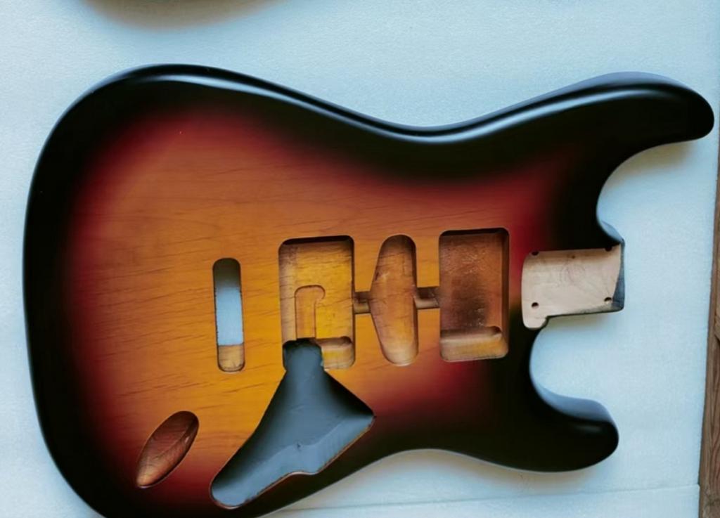 Stratocaster body” HSH configuratie 3 Tone sunburst, Muziek en Instrumenten, Instrumenten | Onderdelen, Geen, Geen, Jpsg, Nieuw
