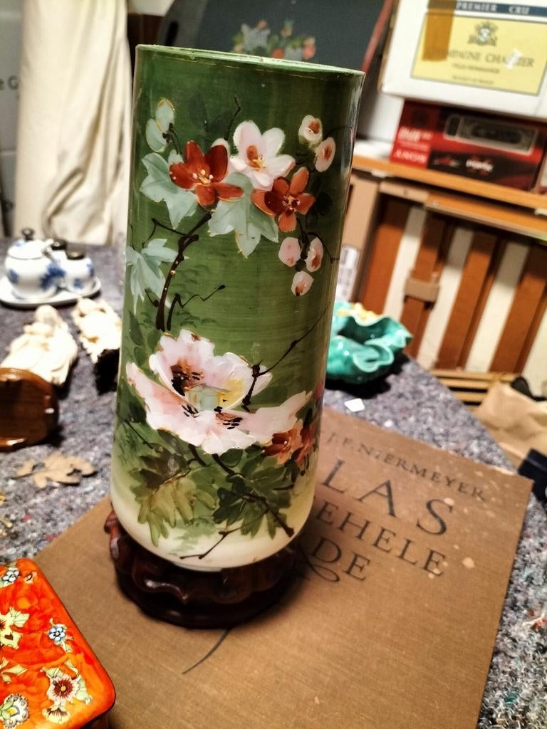 Aziatische vaas op houten voet, Antiek en Kunst, Antiek | Vazen, Ophalen of Verzenden