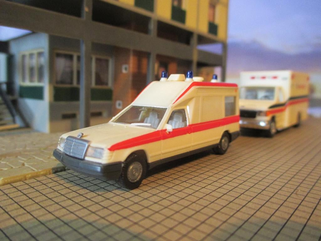 1985-1989 Mercedes Benz Miesen 124L Bonna Ambulance, Ophalen of Verzenden, Nieuw, Auto, Herpa