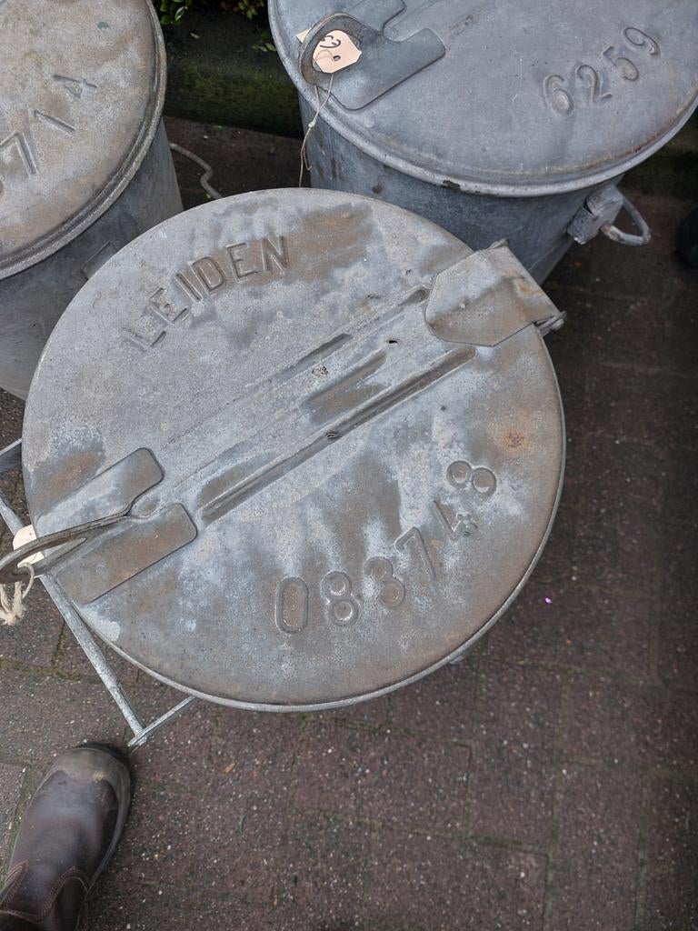 Zinken Vuilnisbak Leuden met gaatjes, Ophalen