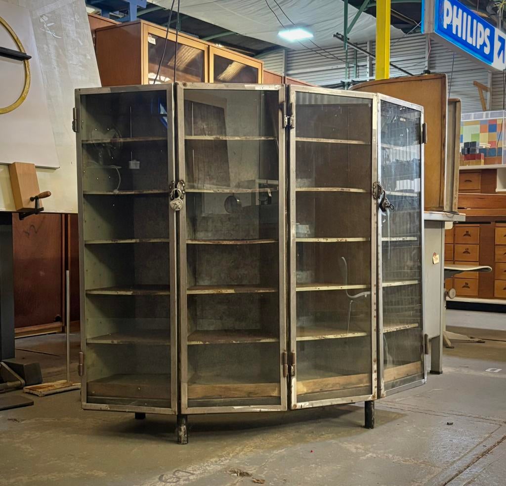 Vintage metalen vitrinekast, Ophalen, 100 tot 150 cm, 100 tot 150 cm, Glas