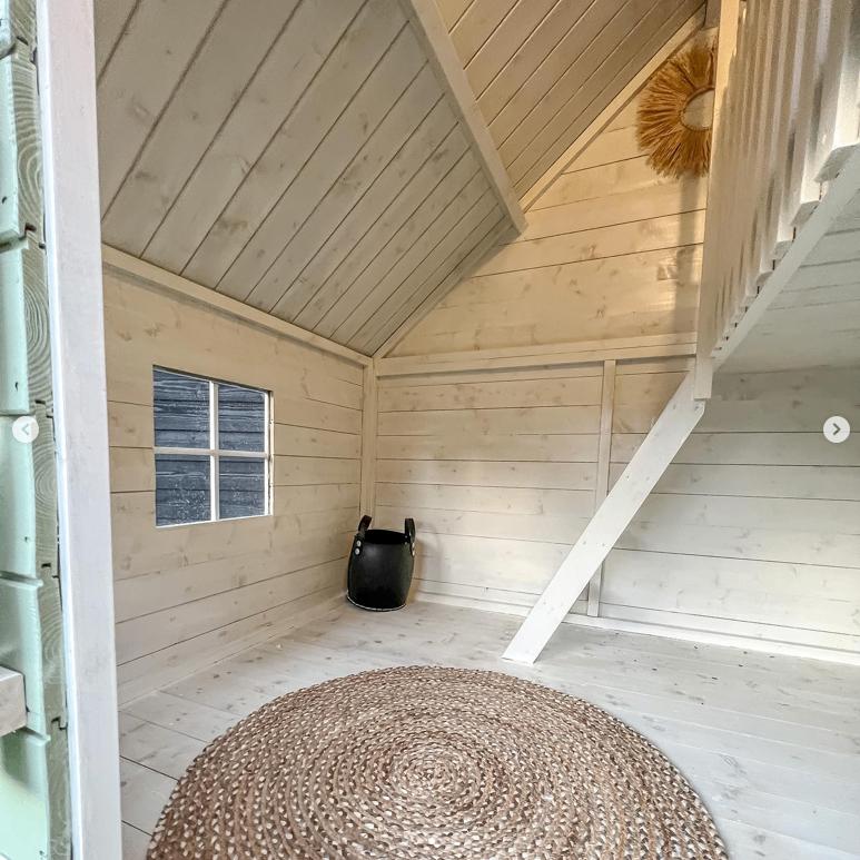 Speelhuisje buiten | Op voorraad | 16mm dikke wanden | Leeuw, Groenestraat 34, 6669DS Dodewaard, Mail@wellestuinhout.nl, Nieuw