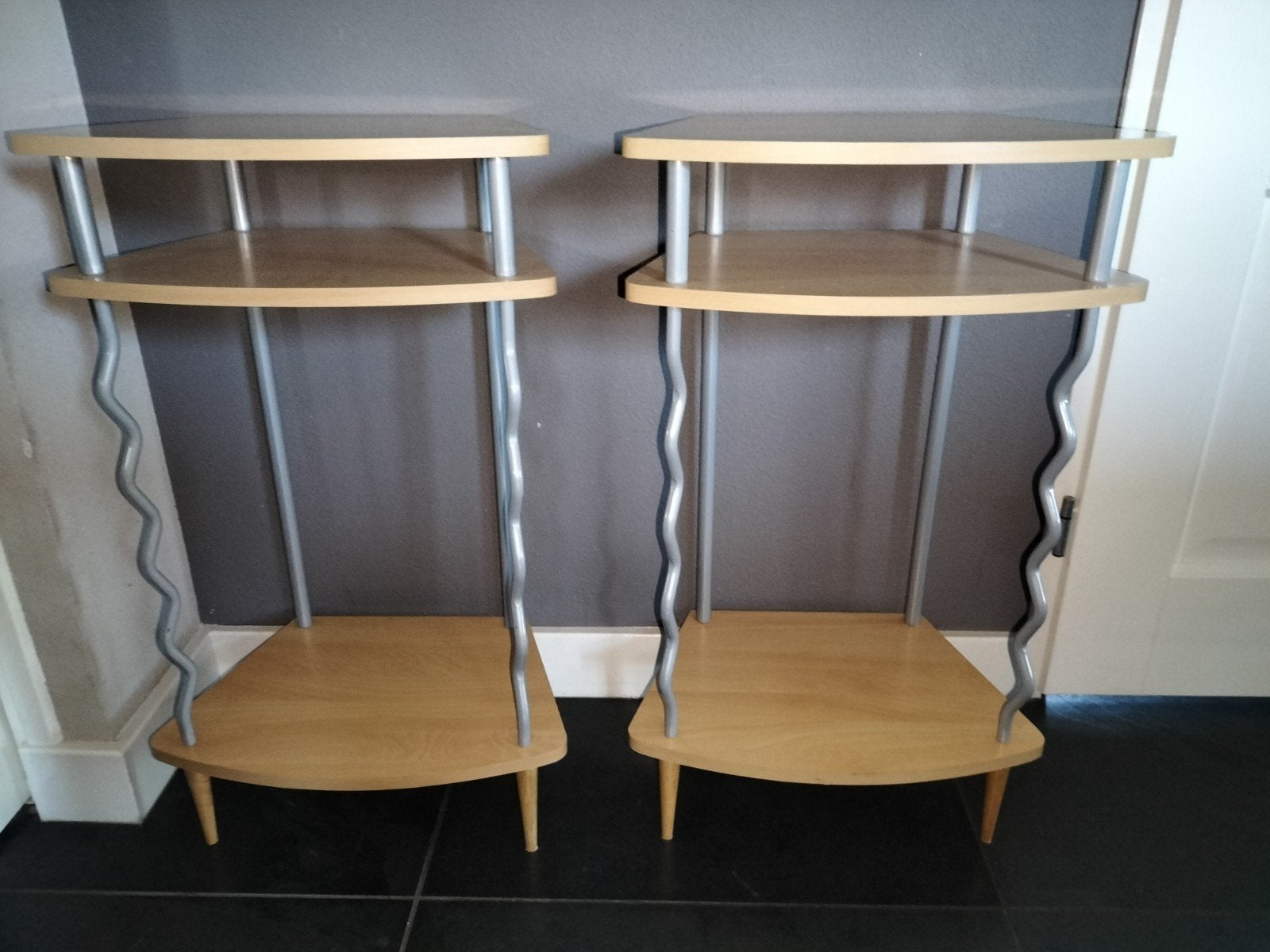 Set van 2 houten tafeltjes of kastjes met metalen poten, Huis en Inrichting, Ophalen, Gebruikt, Hout, Minder dan 45 cm
