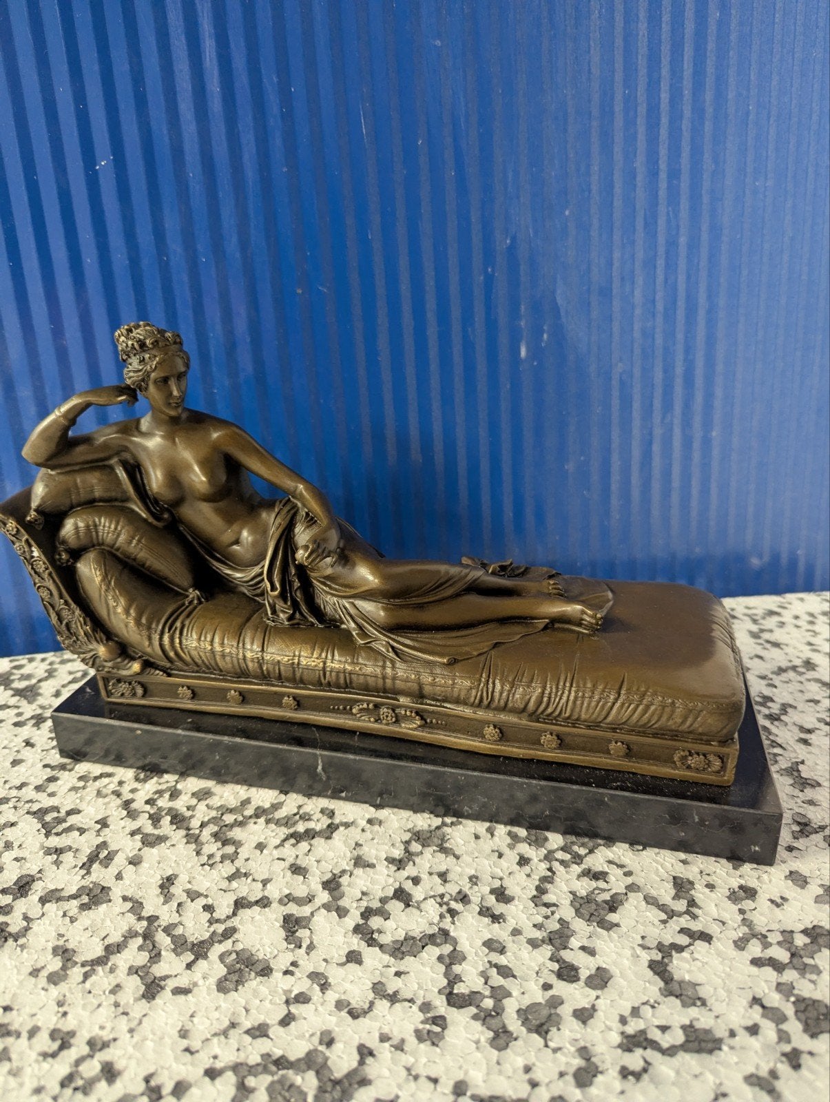 Bronzen beeld liggende vrouw op chaise longue, gesigneerd, Ophalen of Verzenden