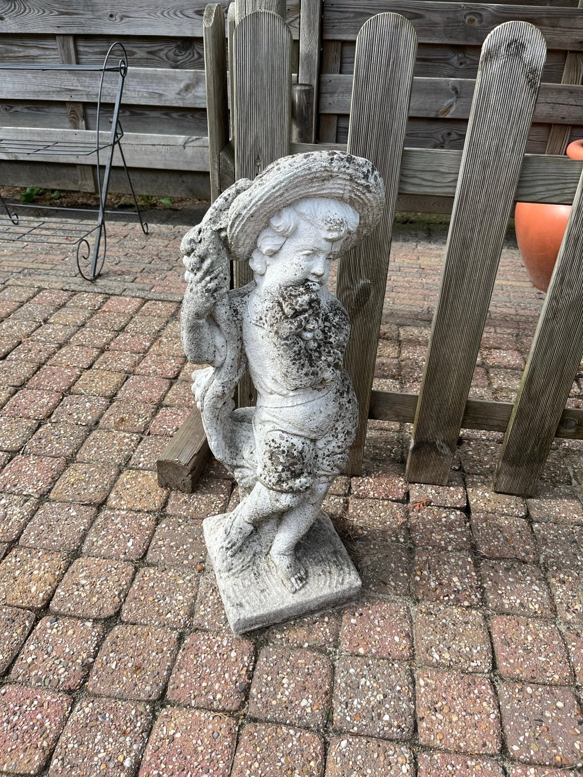 Vintage stenen tuinbeeld van jongen met hoed, Ophalen, Gebruikt, Steen, Mensenbeeld