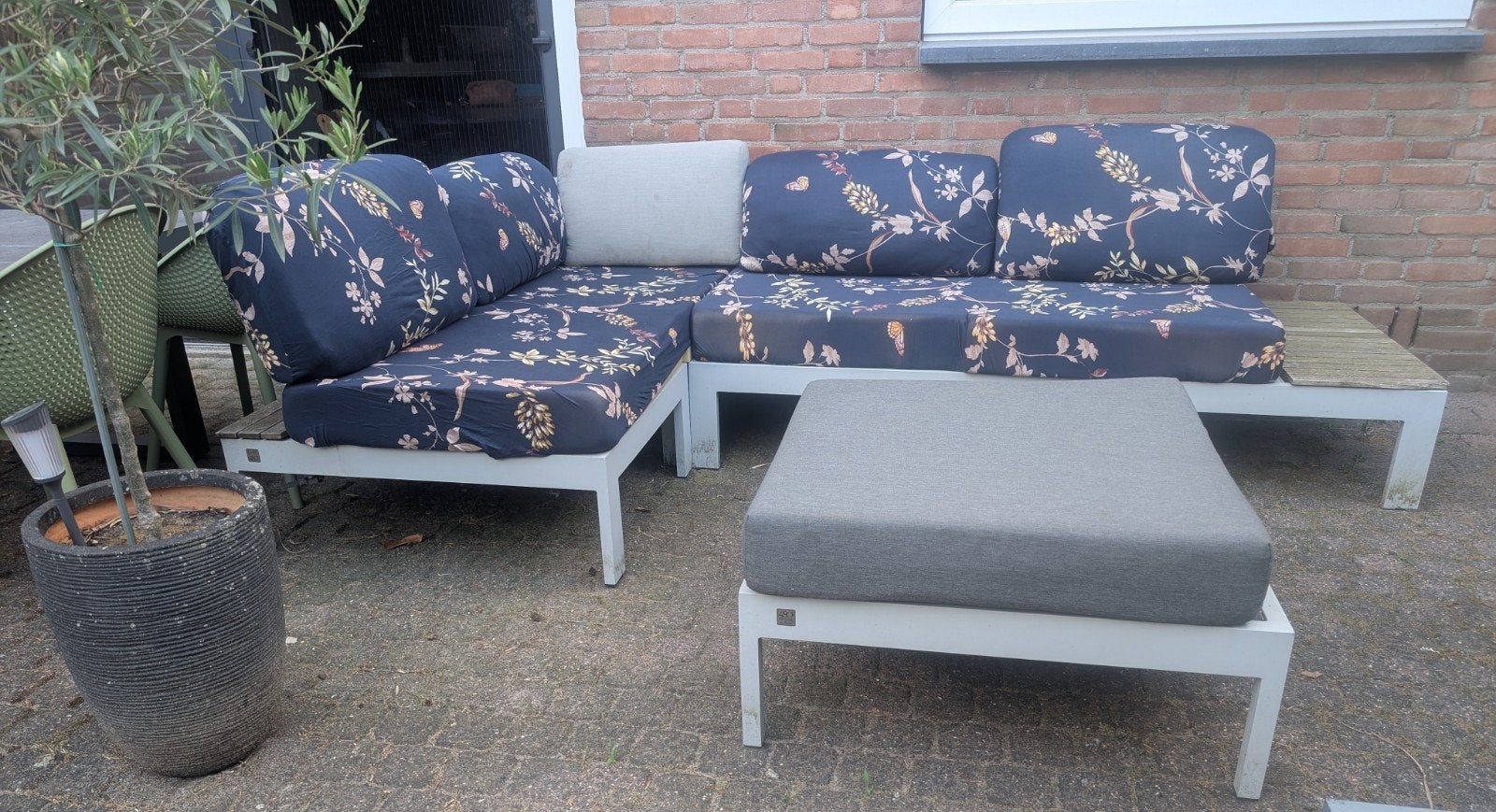 Moderne loungeset met bloemenprint kussens en hocker, Tuin en Terras, Ophalen