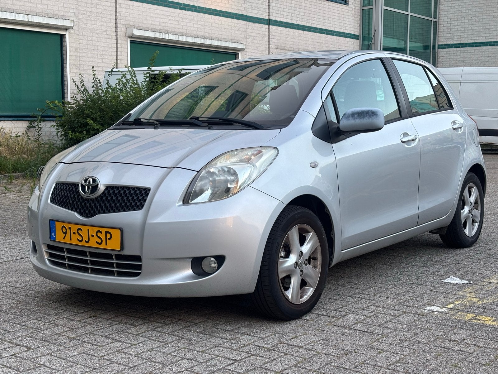 Toyota Yaris 1.3 5DR 2006 Grijs Airco Clima APK NIEUW, Voorwielaandrijving, Stof, 40 €/maand, 4 cilinders