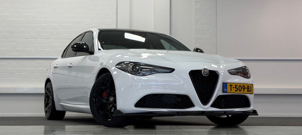 Alfa Romeo Giulia 2.0T 310pk LED Xenon Schuifkanteldak Leer, Auto's, Alfa Romeo, Automaat, 745 kg, Achterwielaandrijving, 4 cilinders