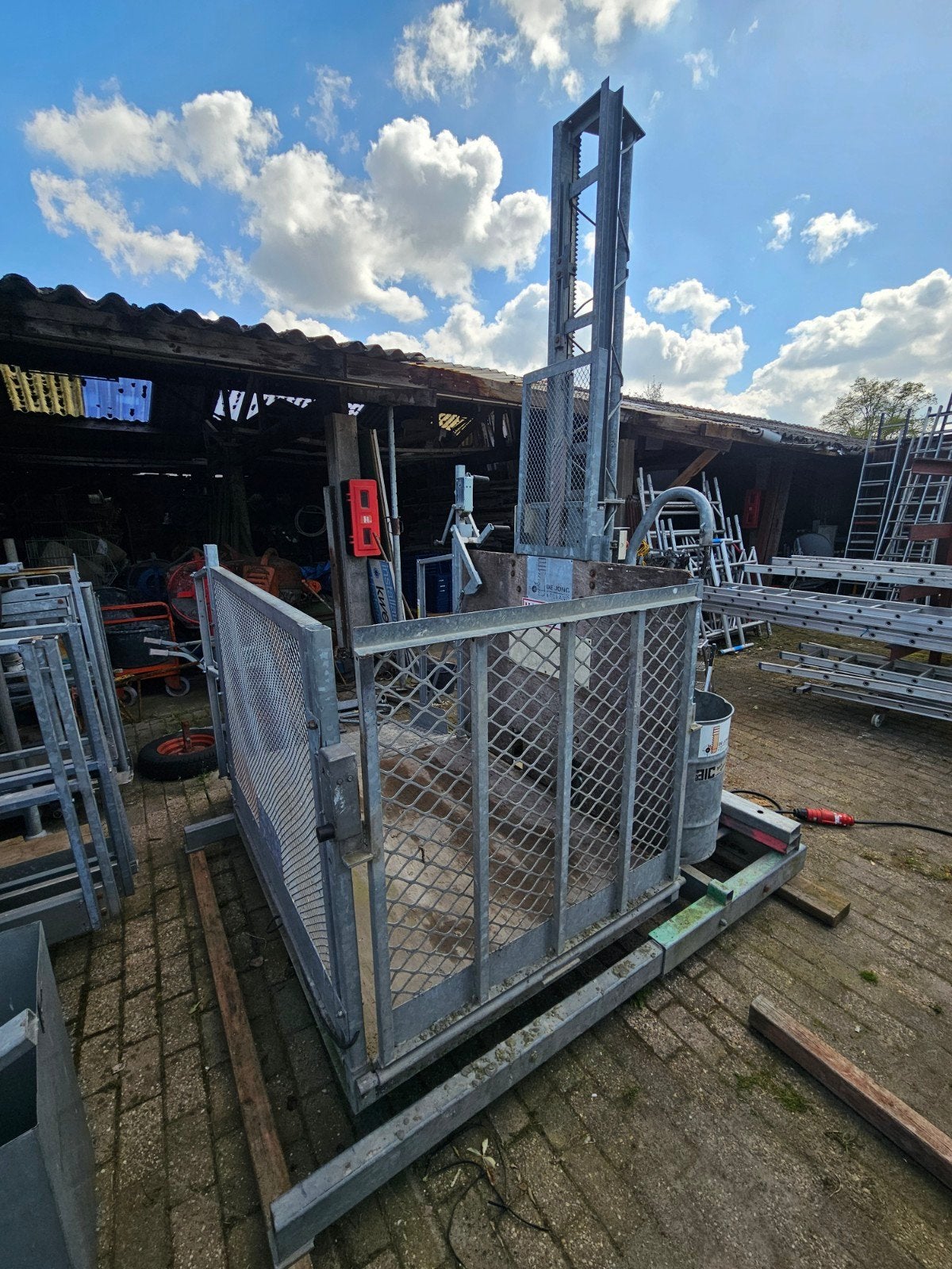 De jong AT40 tandheugellift / bouwlift met op en afrijklep, Ophalen, De Jong, Gebruikt, .