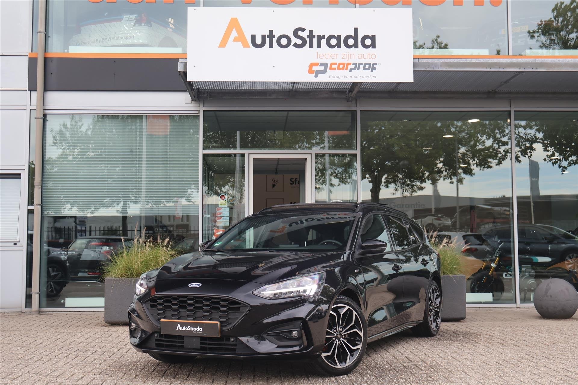 Ford Focus Wagon 1.0 ST-Line EcoBoost 155pk | Pano | Trekhaa, Dealer onderhouden, Gebruikt, Met garantie (alle), Zwart