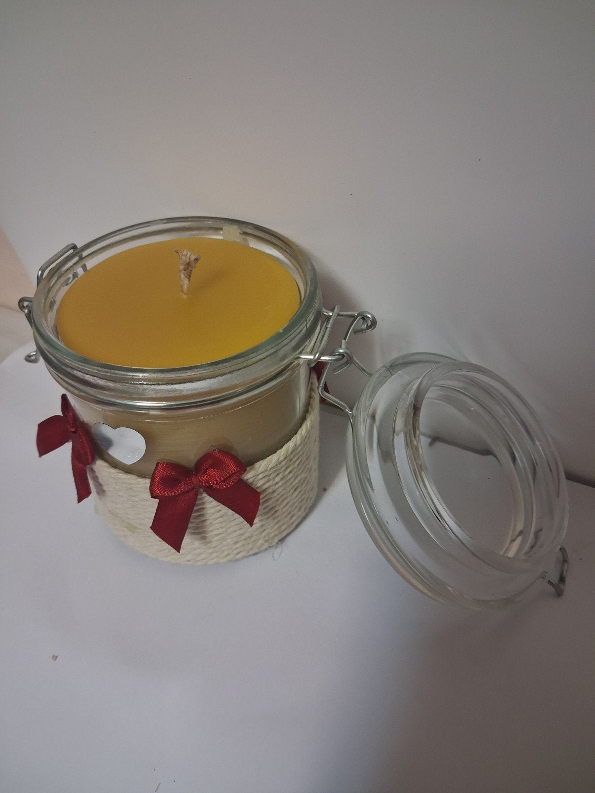 Gezellige Kaars in Glazen pot, 556 gr. bijenwas, 64h, Overige merken, Geel, Nieuw, Ophalen of Verzenden