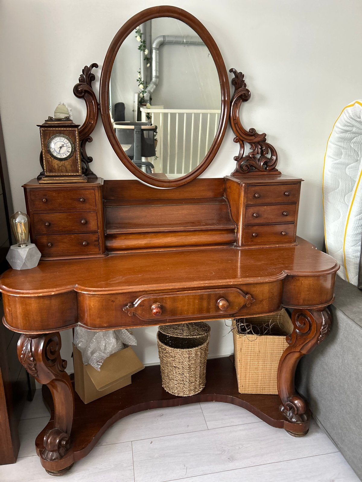 Antieke kaptafel met sierlijke houtbewerking, Ophalen of Verzenden