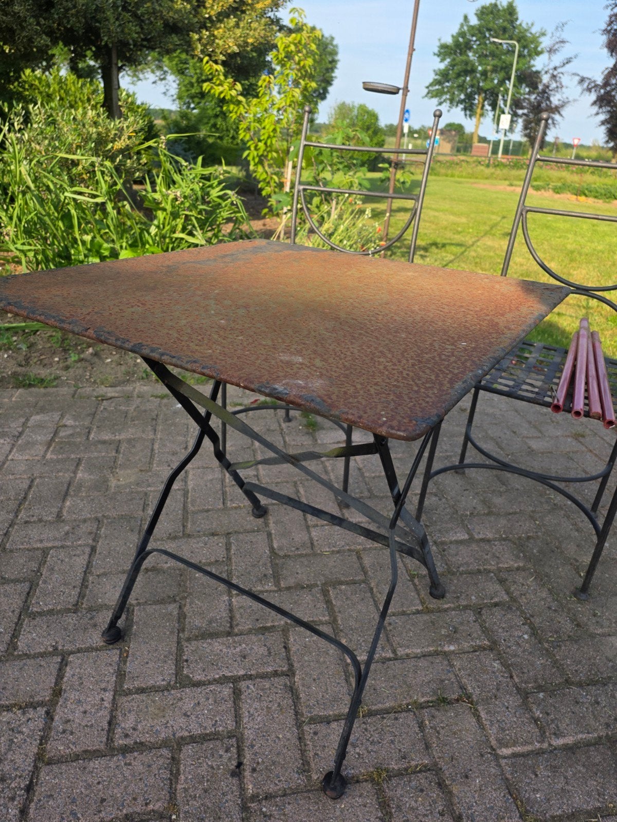 Franse brocante ijzeren bistro tafeltje, Tuin en Terras, Ophalen of Verzenden, Gebruikt, Rond, Metaal
