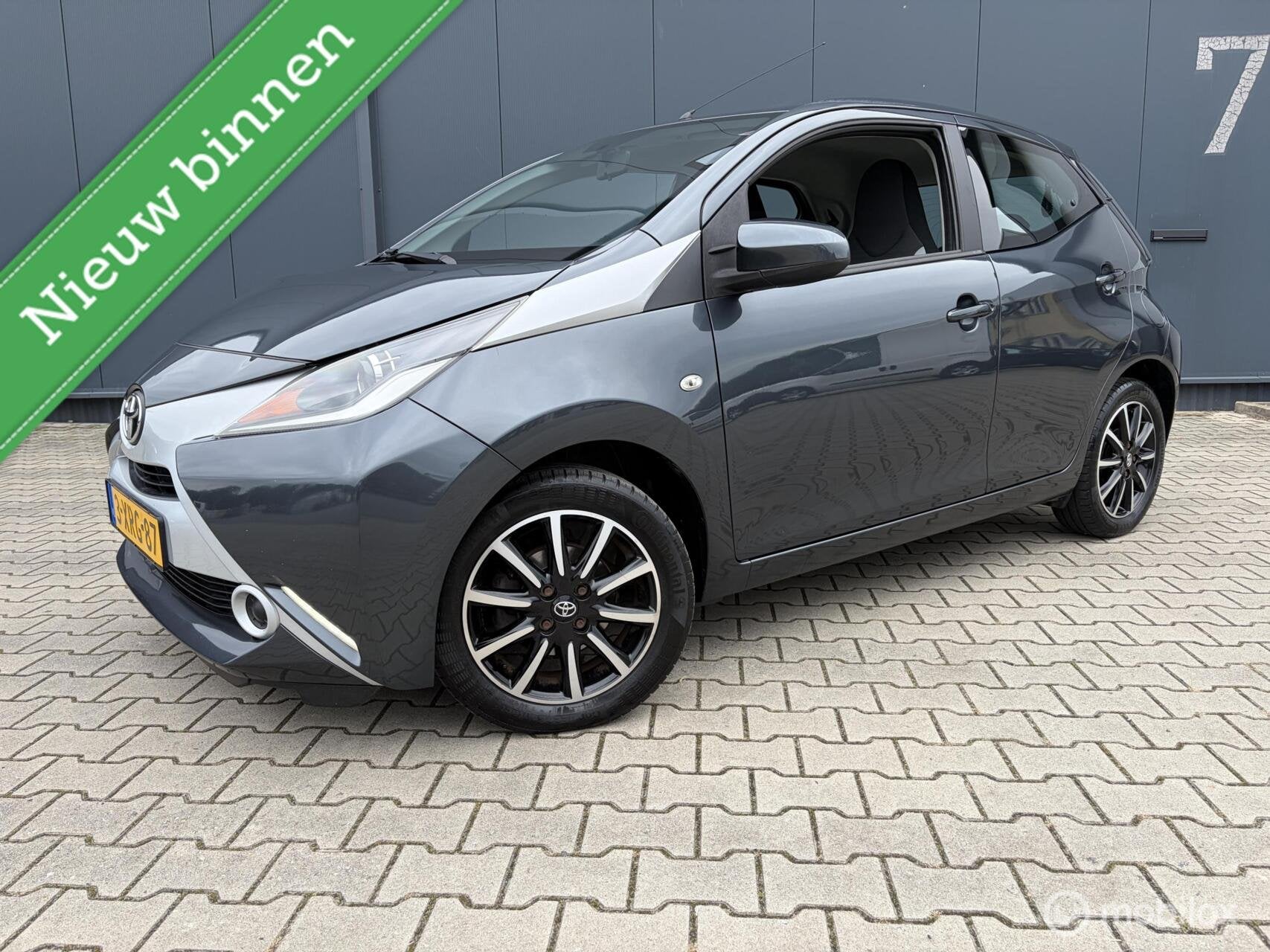 Toyota Aygo 1.0VVT-i x-play Camera Airco Navi 1ste Eigenaar, Auto's, Voorwielaandrijving, Euro 5, Stof, Gebruikt