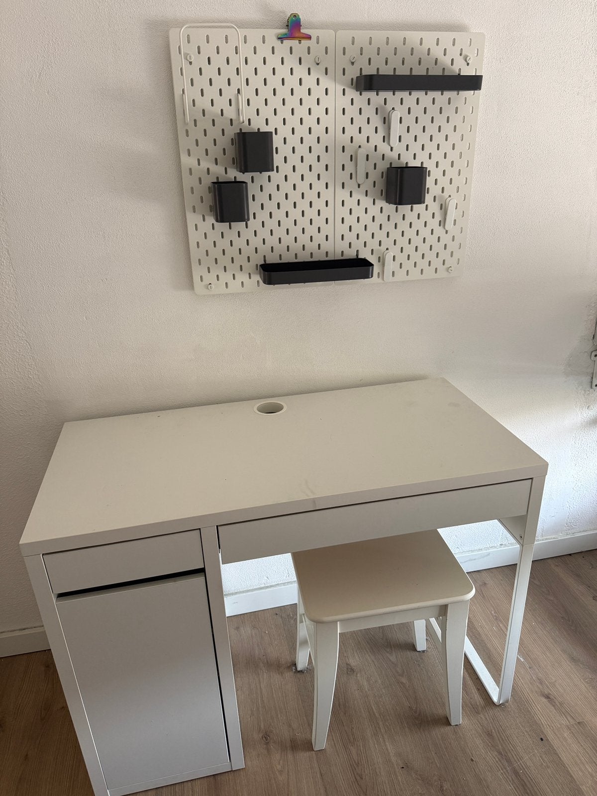 IKEA MICKE bureau + INGOLF kruk + SKÅDIS wandbord, Ophalen, Zo goed als nieuw