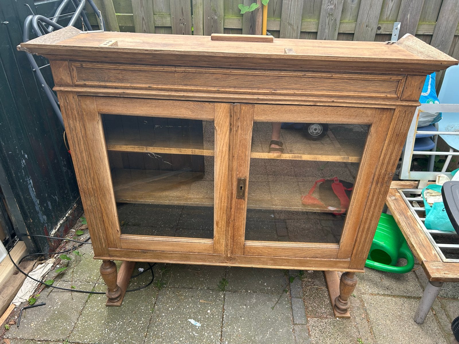 GRATIS OP TE HALEN - Antieke kast met werkende belichting, Ophalen